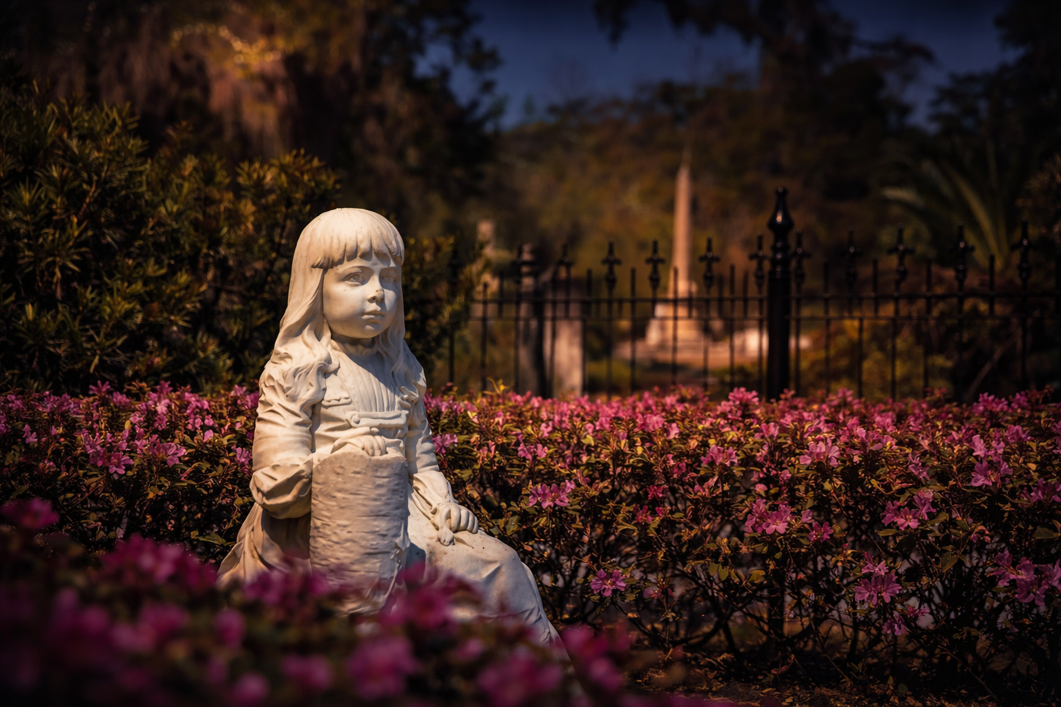 Bonaventure Cemetery, oak alleys and monuments